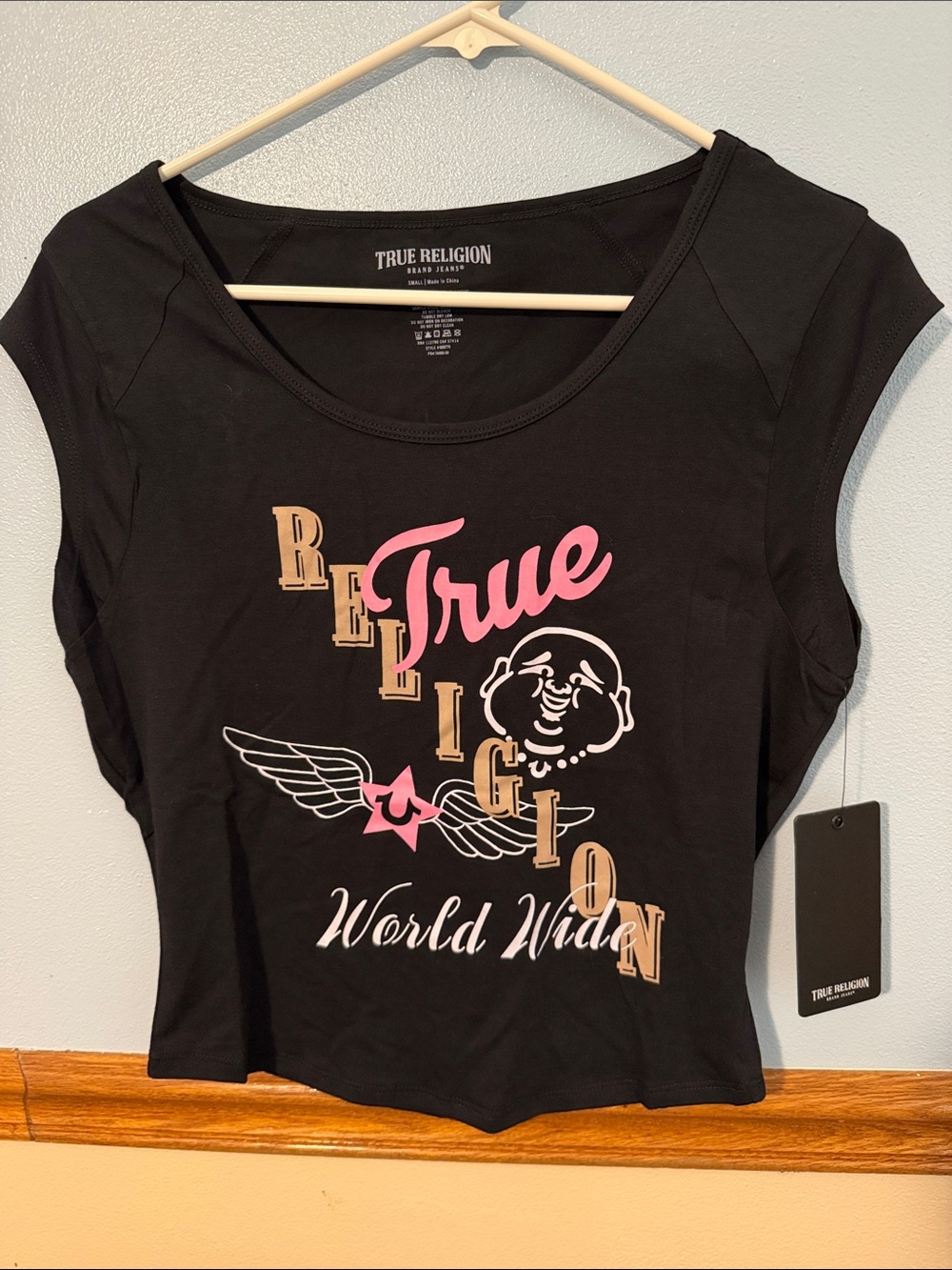 NWT True Religion Worldwide Scoop Neck Cropped Short Sleeve Graphic Tee Small